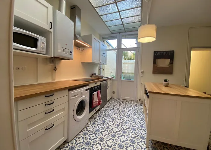 Maison De Charme - 4 Chambres - Courette & Parking Gratuit